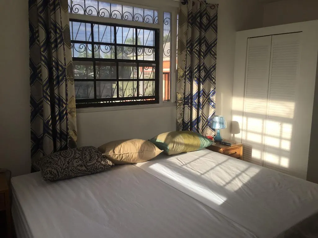 סנט ג'יימס Platinum Coast Apartments  סנט ג'יימס